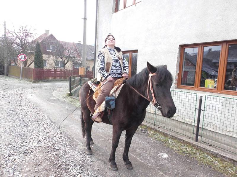 Šmigrust na Valašsku se nesl ve znamení jalovce i pomlázky z vrbového proutí.