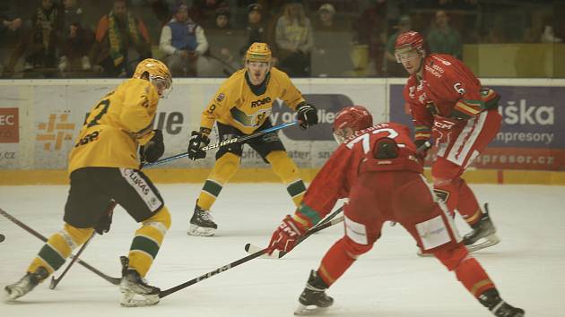 Hokejisté Vsetína (žluté dresy) v sobotu absolvovali první semifinále Chance ligy proti Prostějovu.