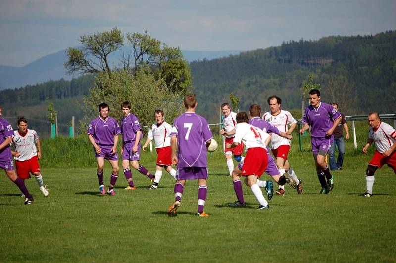 Fotbalisté Loučky (fialové dresy) doma porazili Kateřinice B 5:1.