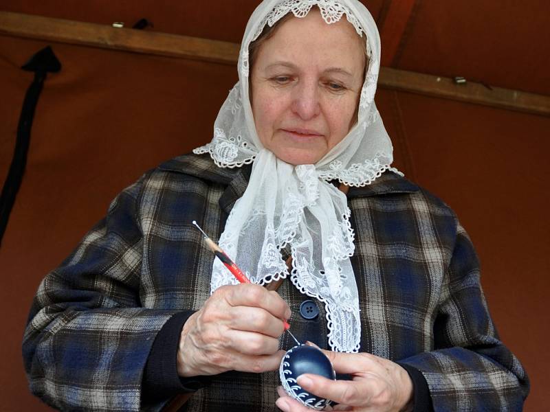 Božena Pařenicová z Dolní Bečvy zdobí kraslice pomocí vosku nebo vyškrabováním.