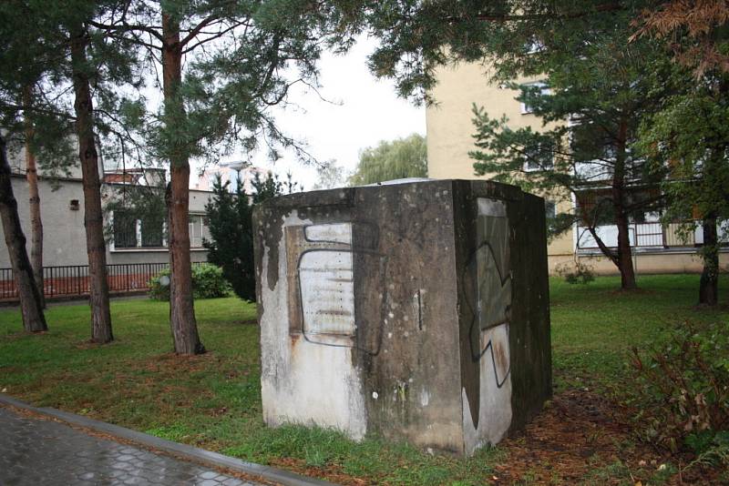 Východ z krytu v panelovém domu na Jiráskově ulici. Poblíž je postavené zrekonstruované hřiště na Dukelské. Okna východu jsou zapečetěna