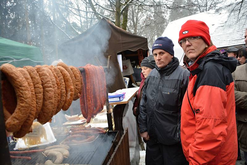 Prastarý svátek Masopust oslavili v sobotu v Rožnově pod Radhoštěm stovky lidí.Masopustní obchůzky z Valašska předvedly skupina masek z Francovy Lhoty a Valašský soubor písní a tanců Javořina z Rožnova p. R.