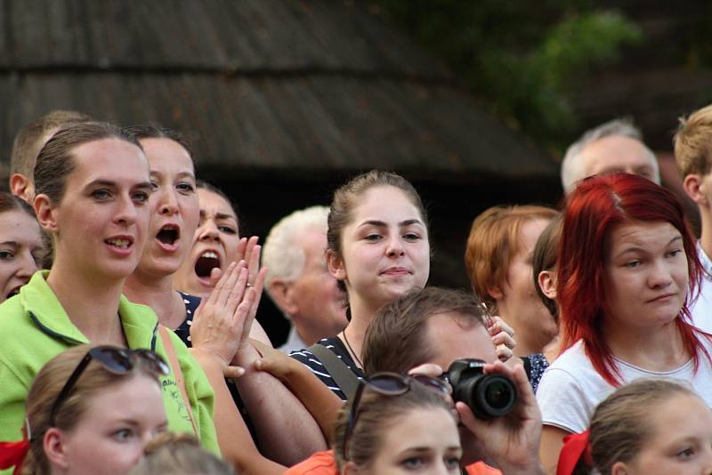 Součástí programu Mezinárodního folklorního festivalu Rožnovské slavnosti byly také Valašské hry. O první místo bojovalo v několika disciplínách osm folklorních souborů.