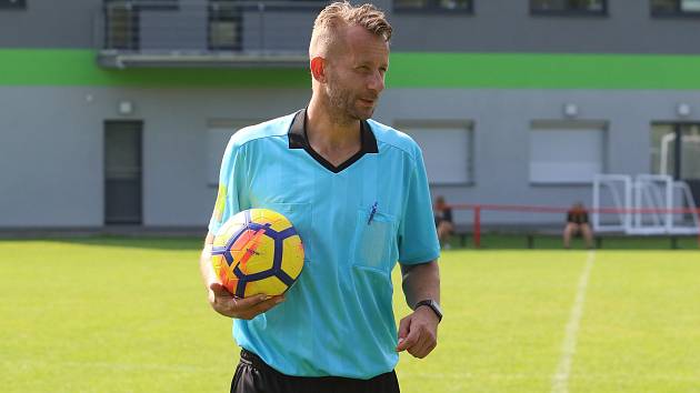 Bývalý ligový fotbalista Ľuboš Perniš píská na Zlínsku krajské soutěže.