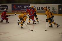 Hokejisté Vsetína (žluté dresy) na Lapači hráli s vedoucí Porubou.