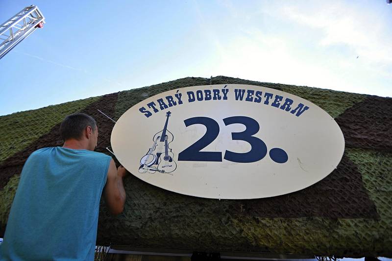 Přípravou aktuálního loga vrcholí ve čtvrtek 4. srpna 2022 v letním kině v Bystřičce na Vsetínsku přípravy 23. ročníku festivalu Starý dobrý western. Koná se 5. až 7. srpna.