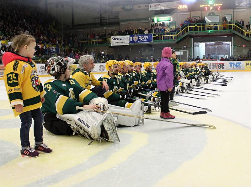 Třetí a rozhodující utkání finálové série II. hokejové ligy - skupiny Východ mezi domácím VHK Robe Vsetín (zelenožluté dresy) a HC Torax Poruba