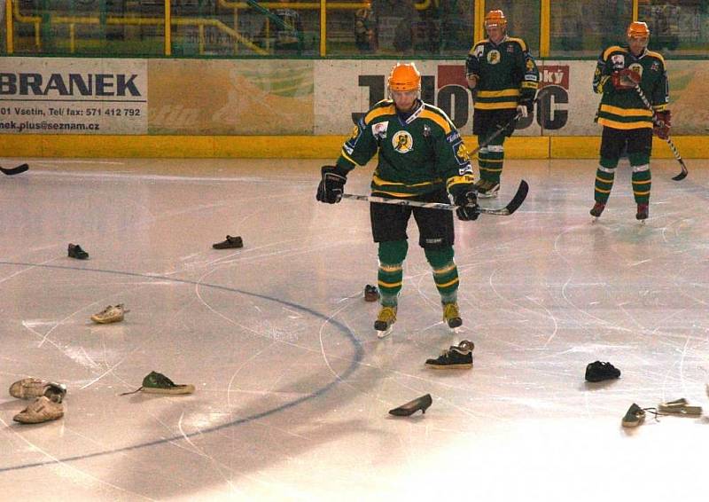 Zlínské hokejisty přivítala na Vsetíně záplava bot z hlediště