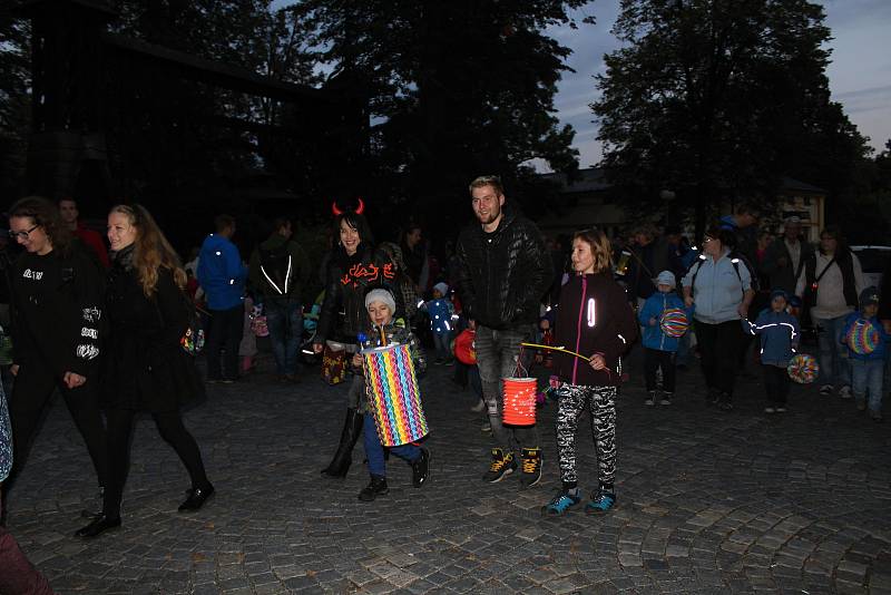 V pátek 29. září 2017 se v Rožnově pod Radhoštěm uskutečnila tradiční akce pro děti Podzimní putování s broučky. Symbolickou cestou Karafiátových Broučků se vydalo na patnáct set návštěvníků. Lampionovým průvodem putovali od hudebního altánu v městském pa