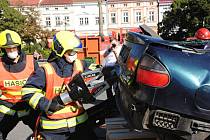 Profesionální hasiči soutěží ve čtvrtek 5. září 2019 na náměstí ve Valašském Meziříčí ve vyprošťování figurantů z havarovaných vozů.