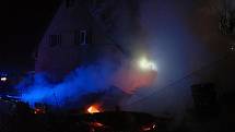 Záchranáři zasahují v noci na pondělí 5. prosince 2022 u požáru rodinného domu v Zubří na Rožnovsku.