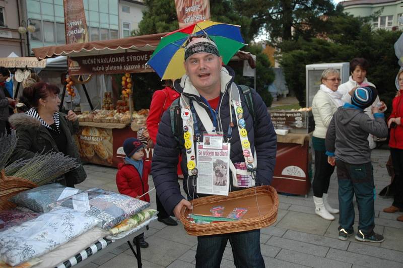 Do posledního místa zaplnili v pátek (23. 10.) obyvatelé a návštěvníci města rožnovské Masarykovo náměstí. 