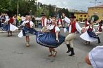 Krojovaní účastníci folklorního festivalu Babí léto procházejí Valašským Meziříčím; sobota 17. září 2016