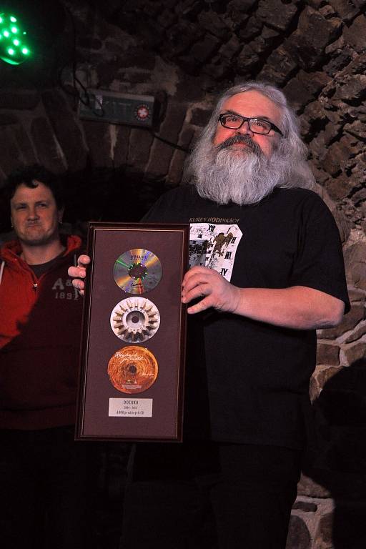 Valašskomeziříčíská kapela Docuku si ve čtvrtek 6. února 2014 převzala ocenění od vydavatelské společnosti Indies Happy Trails za 6000 prodaných CD v období 2004 – 2013.