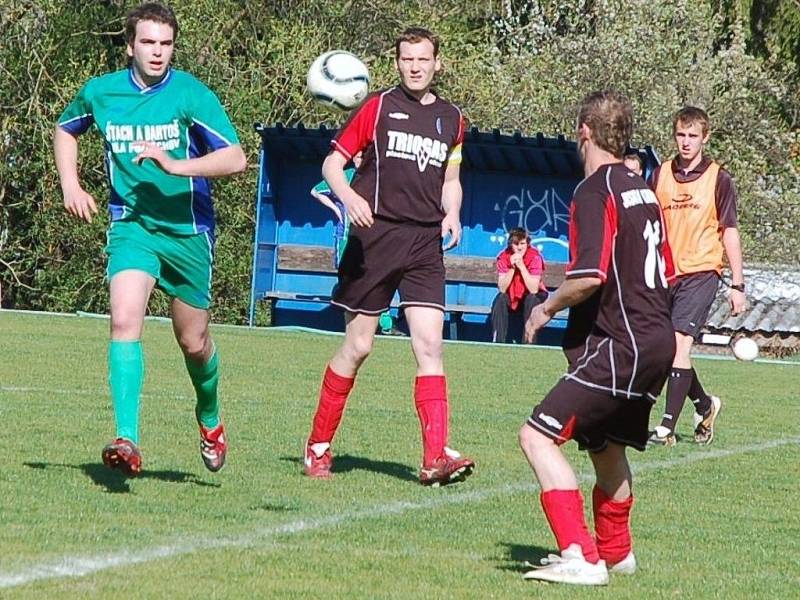 Fotbalisté Krhové (tmavější dresy) doma porazili Lužnou 4:1.