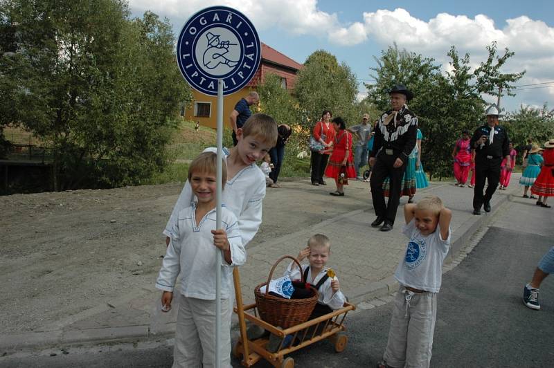 V neděli 23. 8. vrcholí na Valašsku 46. Liptálské slavnosti. Dopoledne patřilo bohoslužbám a odpoledne pak defilé účastníků festivalu vesnicí a galaprogramu.