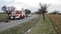 Dopravní nehoda motocyklu, autobusu a osobního vozidla.