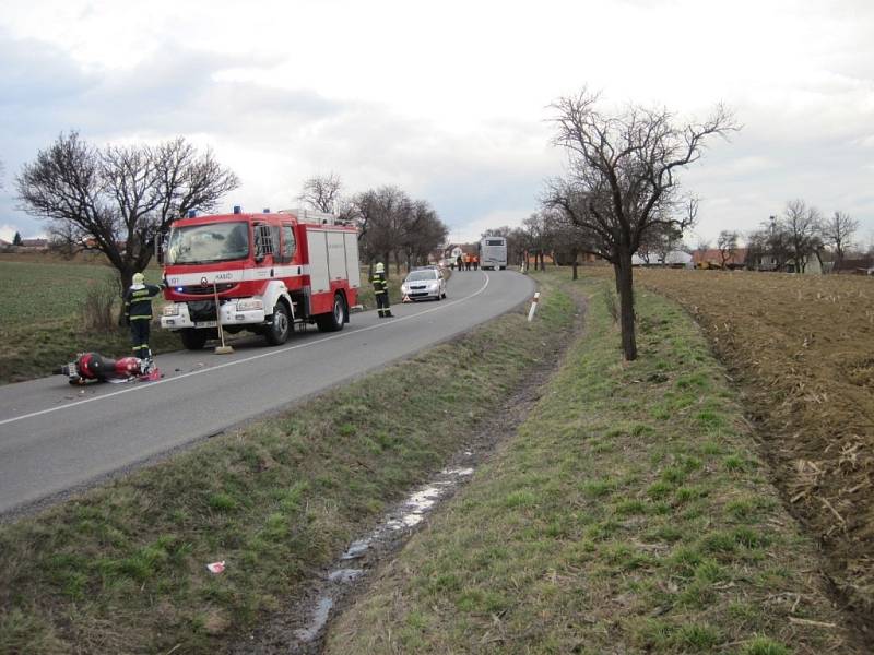 Dopravní nehoda motocyklu, autobusu a osobního vozidla.