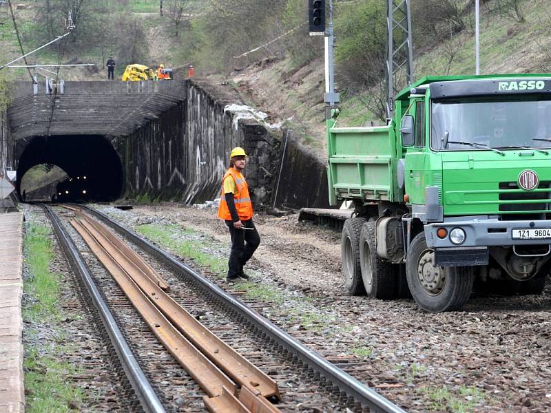 Oprava železničního tunelu ve Střelné