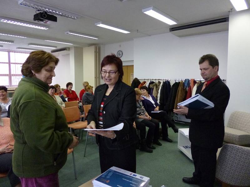 Studenti a studentky virtuální univezity třetího věku ve Vsetíně dostávali k úspěšnému zakončení semestru pamětní listy.