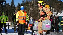 Hasička (a zároveň pořadatelka závodu) Eva Vojvodíková na trase závodu Zimní železný hasič pod sjezdovkou Razula ve Velkých Karlovicích; neděle 1. března 2020