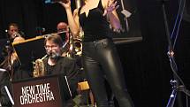 Pětadvacátý Vsetínský jazzový festival se uskutečnil v sobotu 13. října v Domě kultury ve Vsetíně. Hlavní hvězdou večera byla herečka a zpěvačka Hana Holišová s brněnským New Time Orchestra.