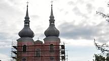 Poutní kostel Navštívení Panny Marie v Zašové prochází rekonstrukcí. Při výmalbě byly kostela byly při restaurátorském průzkumu na stěnách objeveny původní konsekrační kříže z let svěcení kostela – více než 270 let staré.