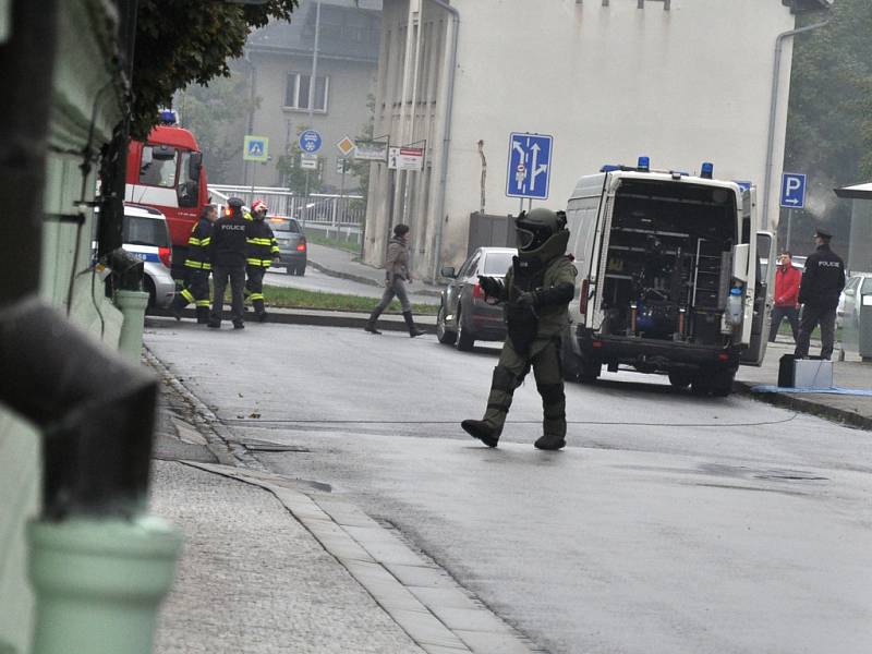 Kvůli podezření na umístění nástražného výbušného systému u budovy radnice v Rožnově pod Radhoštěm uzavřeli policisté těsně před příjezdem prezidenta Miloše Zemana Bayerovu ulici. Na místě zasahoval pyrotechnik; Rožnov p. R., čtvrtek 15. října 2015