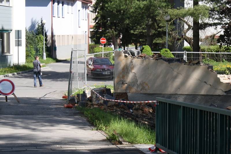 Demoliční práce ve Vsetínské nemocnici se dostávají do poslední fáze, kdy nastupuje těžká technika.