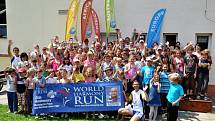 Účastníci světového běhu harmonie zavítali v pondělí 18. června 2012 mezi děti do základní školy v Huslenkách