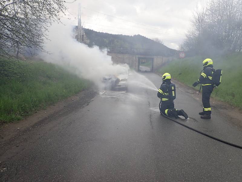 Řidiči ve Vsetíně vzplál za jízdy motor