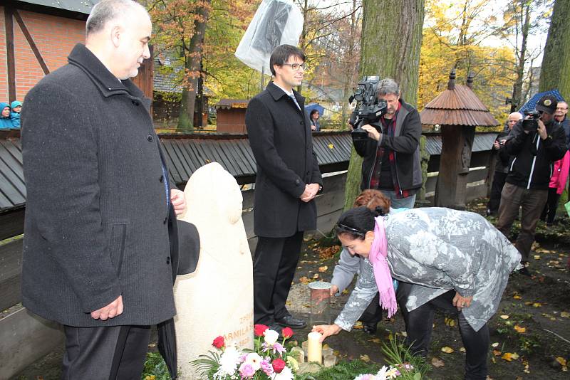 Na Valašském Slavíně v Dřevěném městečku přibyla k velikánům zdejšího regionu další významná osobnost, mimořádná zpěvačka a královna lidových písní Jarmila Šuláková.