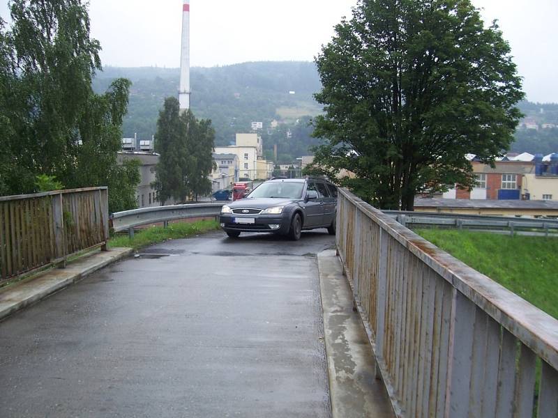 Oprava nadjezdu mezi sídlišti Trávníky a Rybníky ve Vsetíně začne už v pondělí. Nadjezd bude několik dní i momo provoz. 