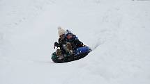 Děti si užívají zimních radovánek na snowtubingové dráze ve Ski areálu Razula ve Velkých Karlovicích.