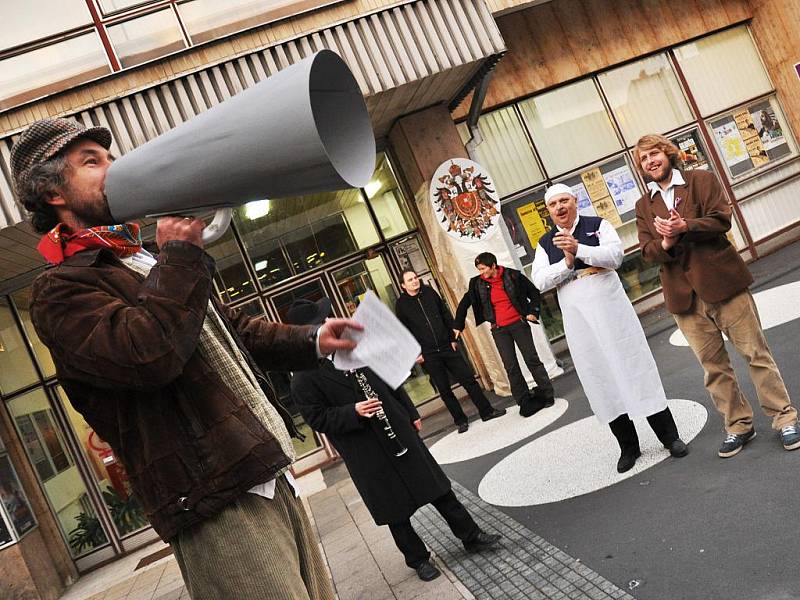 27. října 2011 se před kinem Vatra ve Vsetíně konal happening k 93. výročí vzniku samostatného Československa 28. října 1918. Jeho součástí bylo symbolické stržení znaku mocnářství