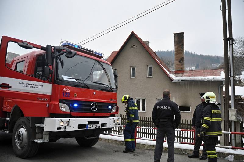 Hasiči zasahují u požáru kotelny rodinného domu ve vsetínské místní části Janišov. Vsetín, čtvrtek 19. února 2015