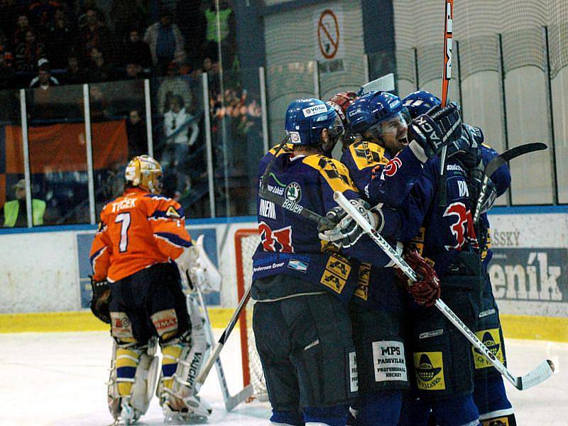 První finále play off druhé ligy východní skupiny Valašské Meziříčí (modré dresy) – Hodonín.