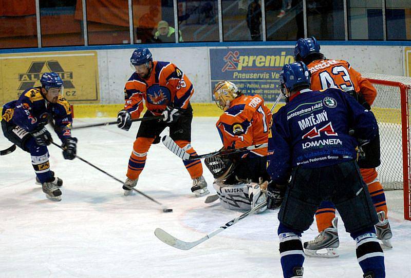 První finále play off druhé ligy východní skupiny Valašské Meziříčí (modré dresy) – Hodonín.