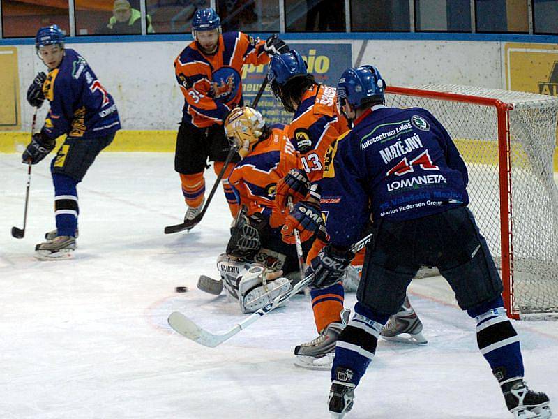 První finále play off druhé ligy východní skupiny Valašské Meziříčí (modré dresy) – Hodonín.