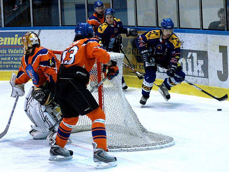 První finále play off druhé ligy východní skupiny Valašské Meziříčí (modré dresy) – Hodonín.