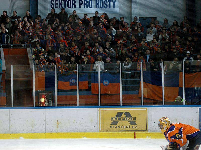 První finále play off druhé ligy východní skupiny Valašské Meziříčí (modré dresy) – Hodonín.