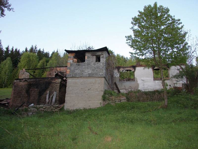 Rozsáhlý požár domu v kopcích u Dolní Bečvy