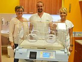 Nemocnice Valašské Meziříčí koupila pro své nejmenší pacienty nový inkubátor za více než 300 tisíc. Pomoc tohoto moderního vybavení zde potřebuje zhruba každý pátý novorozenec, nejčastěji předčasně narozené děti.