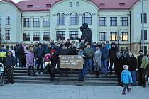 Demonstrace vyjadřující solidaritu s Ukrajinou a nesouhlas s Ruskou invazí do země přišlo ve čtvrtek 24. února 2022 na náměstí Svobody ve Vsetíně podpořit více než pět desítek lidí.
