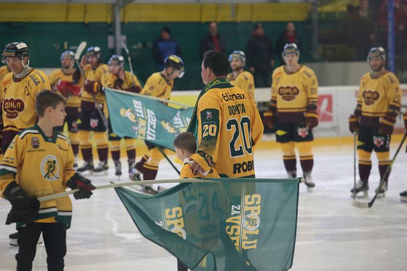 Hokejisté Vsetína (zelené dresy) se v neděli večer v rámci prvního finále Chance ligy na Lapači utkali s Jihlavou. Jiří Hudler.