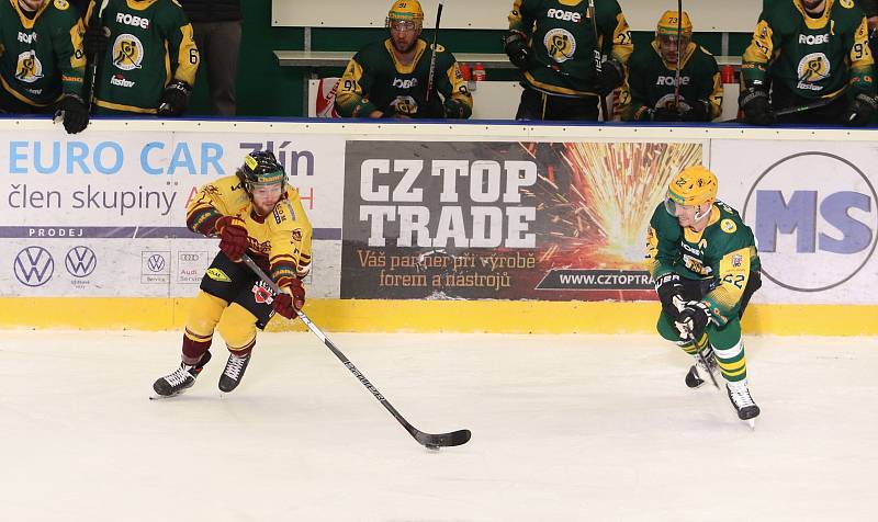 Hokejisté Vsetína (zelené dresy) v pondělí večer na Lapači odehráli druhé fiinále Chance ligy proti Jihlavě.