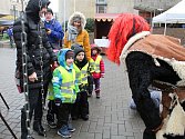 Mikuláši a čerti v tradičních maskách si dali dostaveníčko 3. prosince 2018 v centru Vsetína. Konal se tu Mikulášský den. Čerti zvážili děti na čertovských vahách.