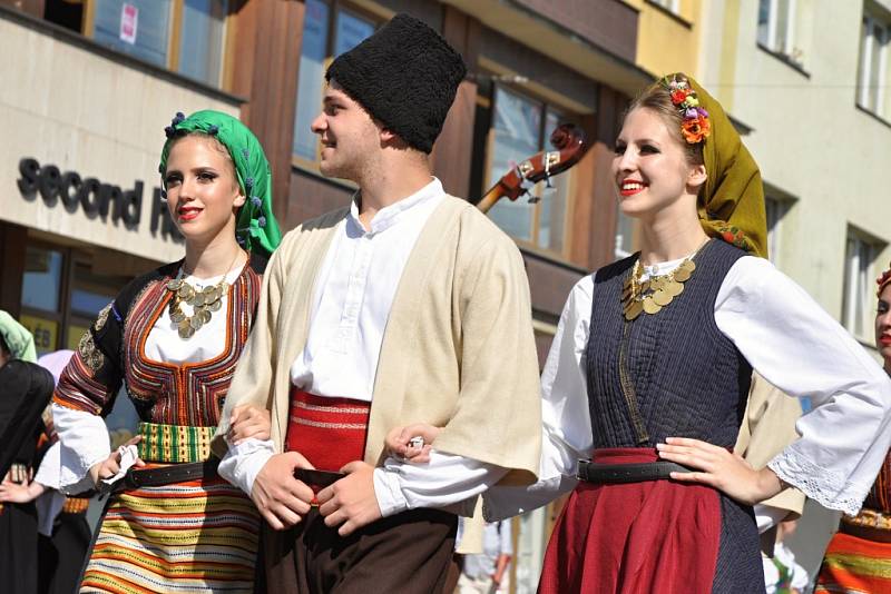 Průvod účastníků IX. ročníku Mezinárodního folklorního festivalu Vsetínský krpce centrem města Vsetín.