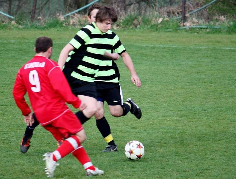 Fotbalisté Kelče B (pruhované dresy) doma prohráli se Lhotkou 1:4. 