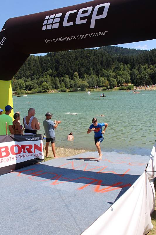 Osmý ročník triatlonového závodu Valachy Man 2018 se uskutečnil v pátek 3. srpna v Novém Hrozenkově u vodní nádrže Balaton. Na snímcích start hlavního závodu.